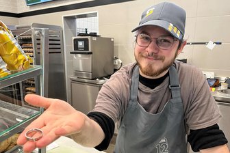Gefundener Ring mit Liebeserklärung versetzt Zwickauer in Aufregung - Castiel David Ehrlich hofft, dass der Besitzer den gefundenen Ring im Zwickauer „Subway“ am Poetenweg abholt.