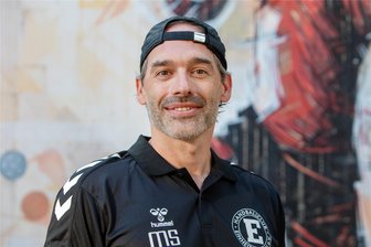 Gegen abgezockten Gegner: HC Einheit Plauen will in der Handball-Regionalliga ungeschlagen bleiben - Einheit-Trainer Mario Schuldes schätzt den kommenden Gegner HC Aschersleben stärker ein, als es der aktuelle vorletzte Tabellenplatz vermuten lässt.