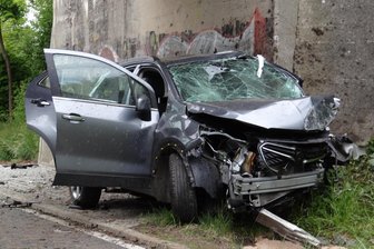 Gegen Brücke gefahren: Tödlicher Unfall bei Oelsnitz - Ein 83-Jähriger kam bei einem Unfall bei Oelsnitz ums Leben. Er prallte gegen eine Brücke.