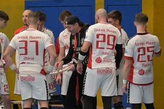 Gegen das Abrutschen: HC Einheit Plauen will in der Handball-Regionalliga gegen Aschersleben punkten - Beim EHV Aue II war Plauens Trainer Mario Schuldes (in Schwarz) alles andere als zufrieden mit seiner Mannschaft.
