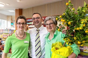 Gegen das Apothekensterben im Erzgebirge: Familie stemmt sich erfolgreich gegen den Trend - Sind als Familie glücklich über ihre neue Sonnen-Apotheke in Bärenstein: Tochter Gabriele Körner als Filialleiterin, Vater Michael Körner als Inhaber und Mutter Marlies Körner (von links) als starke Ehefrau im Hintergrund.