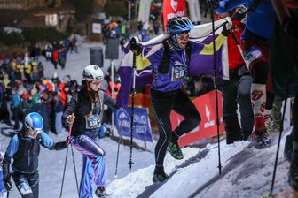 Gegen das Eis: Aue-Fan bezwingt die legendäre Streif in Kitzbühel - René Leßmüller lief mit einer Fahne des FC Erzgebirge Aue ins Ziel.