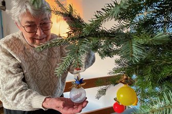 Gegen das Vergessen: Auerbacherin setzt "Lowi" ein Denkmal - Christiane Schlüssels Weihnachtsstrauß ist mit Kreationen Charlotte Winters geschmückt. Dass es die Kunsthandwerkerin 1943 nach Auerbach verschlug, ist Christiane Schlüssels Mutter Hildegard Vogel zu verdanken.