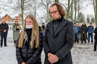Gegen das Vergessen: Freiberger Schüler ehren Holocaust-Opfer mit digitalem Gedenkprojekt - Bürgermeister Martin Seltmann gedenkt mit Schülern am Gedenkstein für die Opfer des Nationalsozialismus.