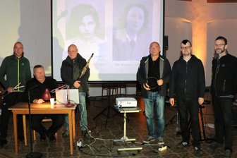 Gegen das Vergessen: Wie es einem Kunstprojekt in der Peniger Kirche gelingt, Gänsehaut zu erzeugen - Gegen das Vergessen: Musiker vom Klangprojekt Leipzig (Andreas Schemmel, Thomas Kempe und Thomas Feist), MDR-Sprecher Axel Thielmann (2. v. l.), Jan Sobe von der Initiative „Gesicht zeigen“ (2. v. r.) und Techniker Marko Kronberg (r.) gestalteten einen eindrücklichen Abend.