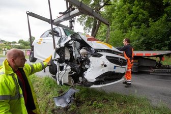 Gegen den Baum: Unfall in Neundorf -