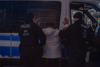 Gegen den Bundestrend: Gewalt gegen Polizisten geht in Sachsen zurück - Polizisten kontrollieren in Dresden einen schon mehrfach aufgefallenen Kriminellen.