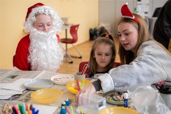 Gegen den Erziehernotstand: Erste Fachschulklasse in Freiberg feiert mit Kindern ein Nikolausprojekt - Gemeinsam mit Diana von den „Bergstadtzwergen“ bastelten Erzieherschülerin Sophie Milew im Weihnachtsfraukostüm und ihre Mitschülerin Nele Geishecke während des Nikolausprojektes.