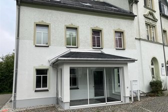 Gegen den Leerstand: Arztpraxis in Hohndorf steht vor alternativer Neuvermietung - Blick von der Hauptstraße in Hohndorf auf das zu vermietende Erdgeschoss.