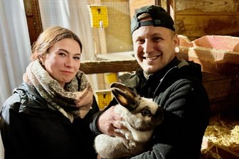 Gegen den Mitgliederschwund: Kaninchenzüchter aus dem Erzgebirge setzen alles auf eine Karte - Tom Gebhardt und seine Freundin Sophie Rüller sind stolze Besitzer von Sallander-Kaninchen.