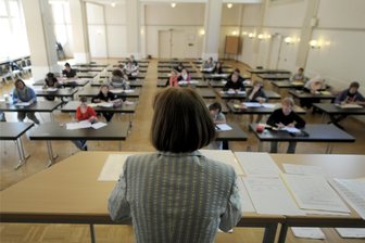 Gegen den Schulstress in Sachsen: Kommt jetzt „Glück“ als Unterrichtsfach? - Die DAK-Gesundheit hat Schülerinnen und Schüler zu ihrem Wohlbefinden befragt. Fast die Hälfte leidet unter gesundheitlichen Beschwerden.