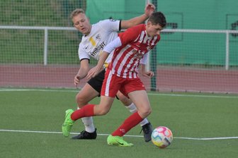 Gegen den Spitzenreiter-Besieger: Freiberger Sachsenklasse-Fußballer freuen sich auf spielstarkes Bergstadt-Duell - Im April dieses Jahres trennten sich der BSC mit Julius Christopher Otto (l.) und Stollberg mit Nicolas Förster 1:1-Unentschieden.