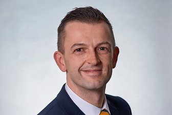 Gegen den Trend: Commerzbank will Filialen im Vogtland erhalten - René Kässmann, ein Vogtländer, hat die Leitung der Commerzbank-Filialen in Plauen sowie Auerbach übernommen.
