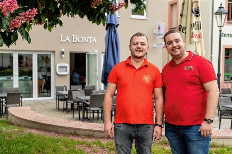 Gegen den Trend: In Rochlitz öffnen neue Restaurants - Die Brüder Egzon (l.) und Emirjon Ndrepepaj vor dem Restaurant "La Bontà" am Topfmarkt in Rochlitz. Im vergangenen Sommer hat es eröffnet. Zwei griechische Restaurants in Rochlitz und Penig betreibt die Familie schon länger. 