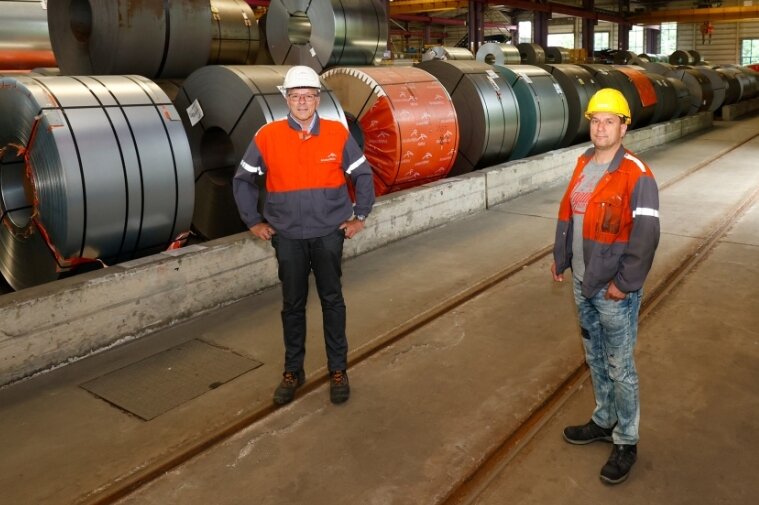 Gegen den Trend: Warum eine Stahlfirma am Auersberg an der Bahn festhält - Zurzeit können über die Gleise bei der Firma Arcelor keine Waggons rollen. Geschäftsführer Michael Nonn (links) und der technische Leiter Jörg Zierold hoffen, dass sich dies bald ändert.