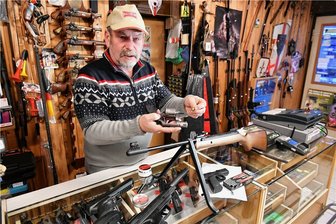 Gegen den Trend: Weniger scharfe Schusswaffen in Mittelsachsen - Waffenshop-Inhaber Steffen Robl zeigt einen Schreckschußtrommelrevolver, eine Schreckschußpistole und Luftdruck-Waffen, die in seinem Geschäft verkauft werden. Die Nachfrage sei ungebrochen hoch. 