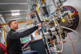 Gegen den Trend: Wie Noxmat Oederan ältere Beschäftigte integriert - Noxmat fertigt Beheizungstechnik von industriellen Thermoprozessanlagen. Die Belegschaft, hier ein Archivbild mit Techniker Enrico Schulze, ist zuletzt gewachsen.