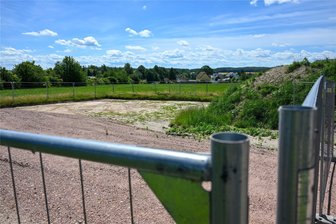 Gegen den Willen der Gemeinde: Vodafone-Mast in Lichtenau kommt - Hinter der Bahnstrecke zwischen Chemnitz und Mittweida im Lichtenauer Ortsteil Ottendorf haben Vorbereitungsarbeiten für den Aufbau eines Mobilfunkmastes begonnen. Dagegen wehren sich Anwohner.