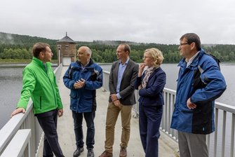 Gegen die drohende Trinkwassernot: Neue Überleitung zur Talsperre Cranzahl geht in Betrieb - Michael Kretschmer (links) und Wolfram Günther (Mitte) waren bei der Inbetriebnahme der neuen Überleitung zur Talsperre Cranzahl vor Ort.