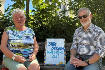 Gegen die Einsamkeit: Bei dieser Frau in Frankenberg können Sie Ihr Herz ausschütten - Marion Göhzold und Mike Brendel auf der Bank im Frankenberger Friedenspark.
