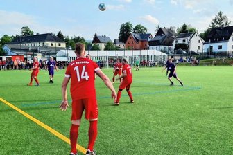Gegen die Traditionself des FC Erzgebirge Aue: So viel fehlte dem SV Neudorf zum Fußball-Wunder - Vor 500 Zuschauern zogen die Gastgeber gegen die Veilchen den Kürzeren.