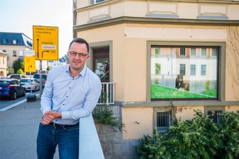 „Gegen falsche Versprechen ist man machtlos“: Stützengrüner CDU-Mann Eric Dietrich über Verlust seines Landtagsmandats - Eric Dietrich von der CDU vor seinem Wahlkreisbüro in Aue. Der Stützengrüner hat das Westerzgebirge seit 2019 im Landtag vertreten. Die Wahl am 1. September ging für ihn sehr knapp aus, sein Direktmandat hat er an seinen Konkurrenten von der AfD verloren.