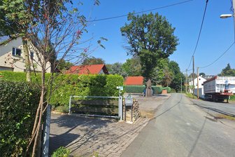 Gegen geplantes Gewerbegebiet in Reuth regt sich Widerstand - Links Wohnhäuser, rechts Gewerbe, so ist die derzeitige Situation in Reuth an der Wallstraße.