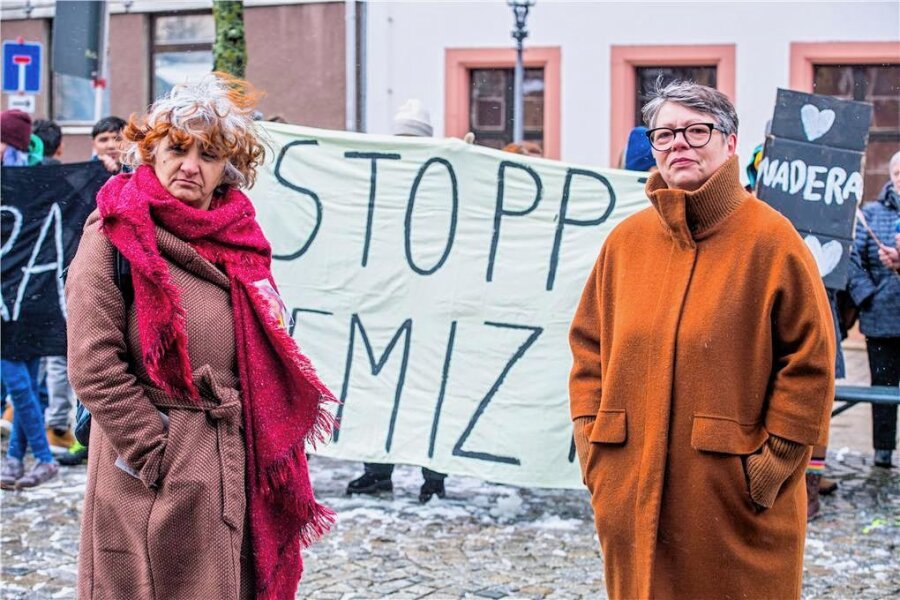 Gegen Gewalt an Frauen: Tränenreicher Protest auf dem Zwickauer Kornmarkt - Delal Atmaca (links), und Staatssekretärin Gesine Märtens, traten als Rednerinnen in Zwickau auf. Auch ihr Motto: Stoppt Femizide - die Morde aus frauenfeindlichen Gründen. 