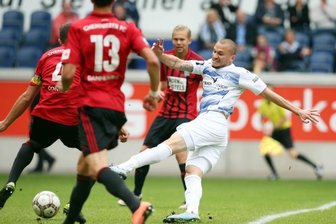 Gegen harmlose Chemnitzer reicht dem MSV Duisburg ein Tor - Das Tor des Tages fiel schon in der achten Minute: Die CFC-Abwehr ist überwunden, Simon Brandstetter zieht ab.