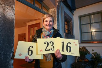 Gegen Konsum, für mehr Besinnlichkeit: Neukirchens Strategie gegen die Weihnachtshetzerei - Iris Hofmann brachte die Idee des lebendigen Adventskalenders 2014 nach Neukirchen.