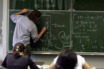 Gegen Lehrermangel in Sachsen: TU Chemnitz bildet ab 2024 Nachwuchs für Oberschulen aus - In einem Jahr will die TU Chemnitz mit der Ausbildung von Lehrkräften an Oberschulen beginnen.