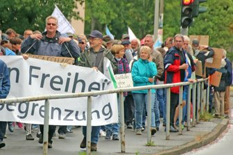 Rund 270 Menschen versammelten sich am Montagabend zu einer Menschenkette entlang der Schillerstraße, um gegen Medien, Politik, Impfpflicht oder Regierungen zu demonstrieren. 