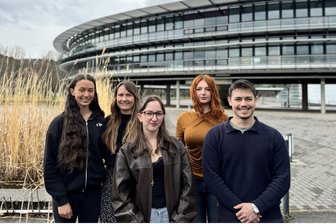 Gegen Mobbing und Ausgrenzung: In Flöha treffen sich Schüler und Lehrer zum Austausch - Lehrerin Lisa Oertel (2. v. l.) mit den Schülern, die das Netzwerktreffen vorbereitet haben.