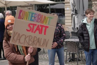 Gegen Rechts: Aktivisten wollen am Zwickauer Stadtfestsamstag demonstrieren - Bei „Zwickau zeigt Herz" bekannten im April viele Zwickauer Farbe.