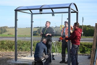 Gegen Regen und für gute Sicht: Seelitz hat sein erstes Buswartehaus aus Glas - Die Firma STN-Tiefbau Steffen Nagel hat das Buswartehaus an der B 107 bei Steudten und Zöllnitz aufgebaut.