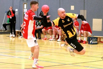 Gegen Schlusslicht Chemnitz: Oelsnitzer Handballer landen vierten Saisonsieg - Der Oelsnitzer Felix Schmidt (rechts) fliegt hier in den Kreis und trifft gegen die Chemnitzer. Foto: Bernd Genßen