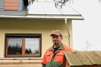 Gegen Solarpark-Pläne im nördlichen Vogtland regt sich Widerstand - Friedhold Böttger aus Wolfspfütz ist nicht grundsätzlich gegen Fotovoltaik-Anlagen. Zuhause auf seinem Dach hat er selbst Solarmodule installiert. Dass allerdings größere Ackerflächen der Stromerzeugung geopfert werden sollen, sieht er kritisch.