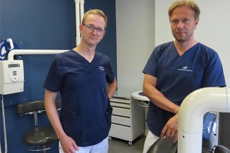 Gegen „Sparodontose“: Warum Zahnärzte im Landkreis Zwickau auf die Barrikaden gehen - Die Zahnmediziner Patrick Berger (links) aus Lichtentanne und Matthias Reiß aus Werdau wollen darauf aufmerksam machen, was Patienten bald droht.