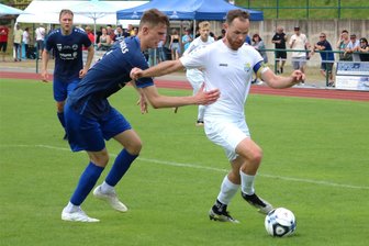 Gegen SV Barkas Frankenberg: Chemnitzer FC tritt dominant auf - Der Chemnitzer Kapitän Tobias Müller (r.), hier gegen Kalle Kretzschmar (l.) vom SV Barkas Frankenberg, erzielte beim 15:1-Sieg des CFC einen Treffer.