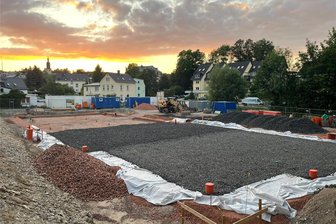 Gegen Vandalen und Diebe: Kleinstadt im Erzgebirge setzt jetzt auf Kameras - Das Baufeld für das neue zentrale Feuerwehrdepot an der Herolder Straße in Thum soll zum Schutz vor Vandalen mit Kameras überwacht werden.