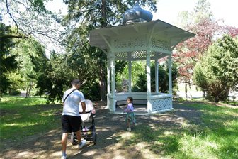 Gegen Vandalismus in Freiberg: Mit Spezialfarbe, Kontrollen und Liebe - So idyllisch liegt der Pavillon im Freiberger Albertpark. Familien und Besucher halten dort gern an. Zur Zeit ist er wieder einmal beschmiert.