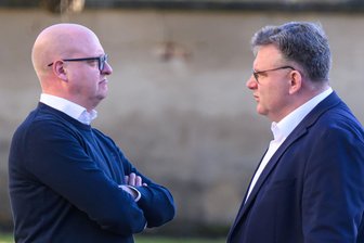Gegen Widerstand der Arbeitgeber: Sachsens CDU-Fraktion stimmt Rechtsanspruch auf drei Tage „Bildungsurlaub“ ab 2027 zu - Handelten den Kompromiss zur Bildungszeit aus: die Landtagsfraktionschefs Henning Homann (SPD/links) und Christian Hartmann (CDU).