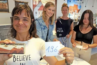 Gegensätze ziehen sich an: Freibergs neue Stadtschokolade mit Salz und Karamell - Naima Bouzoubaa, City-Managerin Nicole Schimpke und Tourismus-Sachgebietsleiterin Babett Erlermit der neuen Kreation der Freiberger Stadtschokolade. 