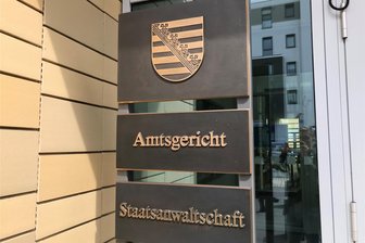 Gegenstände auf Straße in Chemnitz geschmissen: Beweislage reicht nicht für Verurteilung - Drei Männer sollen im November zahlreiche Gegenstände auf Straßen geschmissen haben, allerdings wurden sie nicht dabei gesehen.