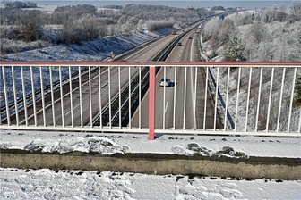 Gegenstände von Autobahnbrücke bei Penig geworfen: Was der ADAC rät - Zwischen den Abfahrten Niederfrohna und Penig wurden von einer Brücke Steine und eine Kloschüssel auf die Autobahn 72 geworfen. 
