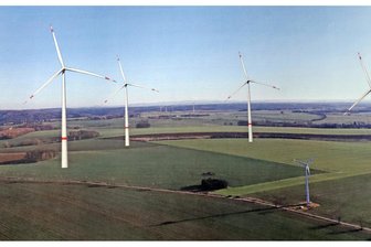 Gegenwind für geplante Windräder in Reinsberg: „Wir wollen Zeit gewinnen“ - Die Reinsberger Landschaft, wie sie nach Errichtung der Windräder aussehen könnte. Rechts unten ein schon existierendes Windrad.