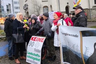 Gegenwind für Windkraft: Mehr als 60 Vogtländer protestieren in Plauen - AfD-Bundestagsabgeordnete Carolin Bachmann (Zweite v. li.) spricht mit den Demonstranten.