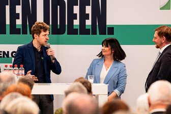 Oederaner Bürgerdialog mit Kretschmer: Die wichtigsten Streitfragen zu Energie und Wirtschaft - Philipp Niebel (li.) gehörte zu den Gästen, die Sachsens Ministerpräsident Michael Kretschmer (re.) Fragen stellten. Die Moderation hatte Mittelsachsens CDU-Chefin Susan Leithoff übernommen.