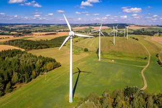 Gegenwind zum Windenergiekonzept - Sechs Windkraftanlagen stehen im Olbernhauer Ortsteil Dittmannsdorf (Erzgebirgskreis) und unterbrechen Sichtachsen. Ähnliches könnte, wie Gemeinden nahe dem Lichtenberger Kreuz in Mittelsachsen argumentieren, auch in dieser Region passieren, wenn Anlagen errichtet werden. 
