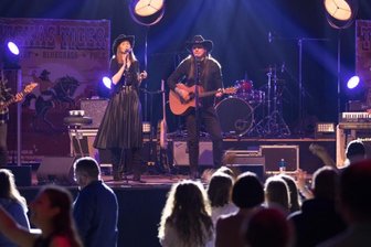Geglückte Flucht: "Danke, dass ihr Herzen und Häuser öffnet!" - Die Band Texas Tiger mit ihrer Countrymusik war am Samstag beim Benefizkonzert im Tivoli Freiberg dabei. Für sie wie für andere Musiker des Abends war es der erste öffentliche Auftritt nach der Pandemie. 